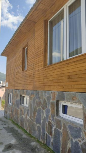 Guesthouse Mabu - 4 Newly Built Rooms in the Heart of Mestia